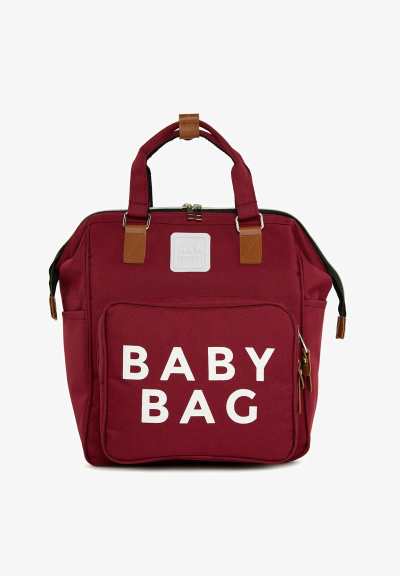 Bordo torba za plenice s oznako "BABY BAG" v beli barvi; ima rjave usnjene poudarke, dvojne zgornje zanke in zadrgo glavnega predala.