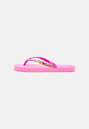Roze teenslipper met een dikke zool en dierenprint en effen roze bandjes, zijaanzicht op een witte achtergrond.