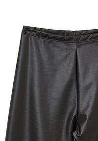 Pantaloni in ecopelle nera con una texture liscia, caratterizzati da una vita arricciata e dettagli cuciti lungo le cuciture.