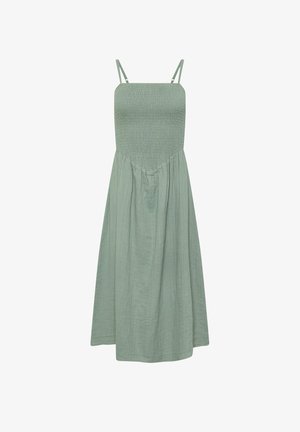 Robe midi sans manches vert sauge avec corsage ajusté smocké, bretelles réglables et jupe fluide en tissu léger texturé.