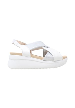 Sandalo platform bianco da donna con cinturini incrociati, punta aperta, cinturino posteriore, soletta imbottita e suola spessa in gomma.
