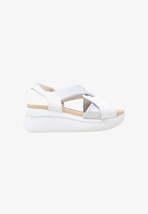 Sandalo platform bianco da donna con cinturini incrociati, punta aperta, cinturino posteriore, soletta imbottita e suola spessa in gomma.