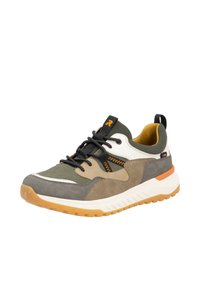 Baskets pour hommes en suède vert olive, gris et beige, avec des lacets noirs, une semelle intermédiaire blanche et des accents orange au niveau du talon. Semelle en caoutchouc texturé.