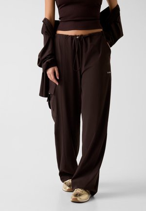 MIT WEITEM BEIN - Trainingsbroek - dunkelbraun