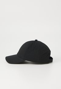 Svart bomullsbasketcaps med buet skjerm, seks-panel design, justerbar stropp bak og ventilasjonsluker.
