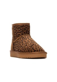 Botas hasta el tobillo marrones con un patrón de leopardo, hechas de material suave, con suela de goma y costuras en contraste a lo largo del costado.
