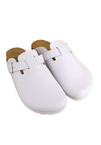Sabots blancs en cuir lisse, avec un bout arrondi, une bride avec une boucle en argent et une semelle intérieure en liège rembourrée.
