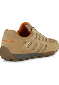 Beige semišové a síťované tenisky s bočními ventilačními pásky, oranžovým interiérem a gumovou podešví s texturovanými úchopy.