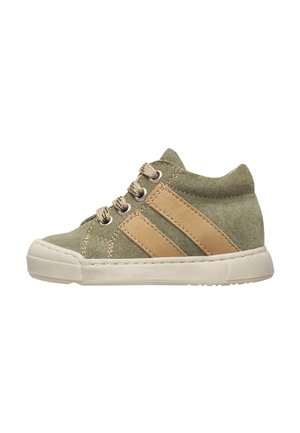Sneaker da bambino in camoscio verde con strisce beige, punta rotonda, lacci e suola in gomma bianca su sfondo bianco.