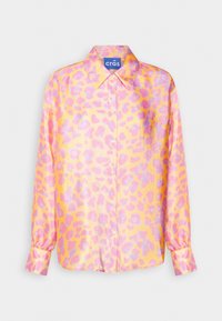 Chemise à manches longues boutonnée avec col pointu, présentant des taches léopard brillantes roses et violettes sur un fond jaune.