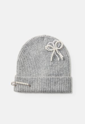 Gorro gris de punto con textura de canalé, que presenta un lazo acentuado con perlas y una fila de perlas unidas a un detalle de imperdible.