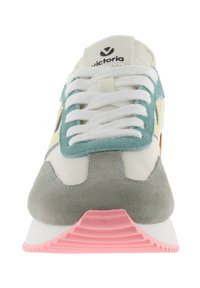 Mångfärgad sneaker med ett vitt mesh-övre, teal mockadetaljer, grå mocka tås, gula detaljer, vita snören och en rosa gummisula.