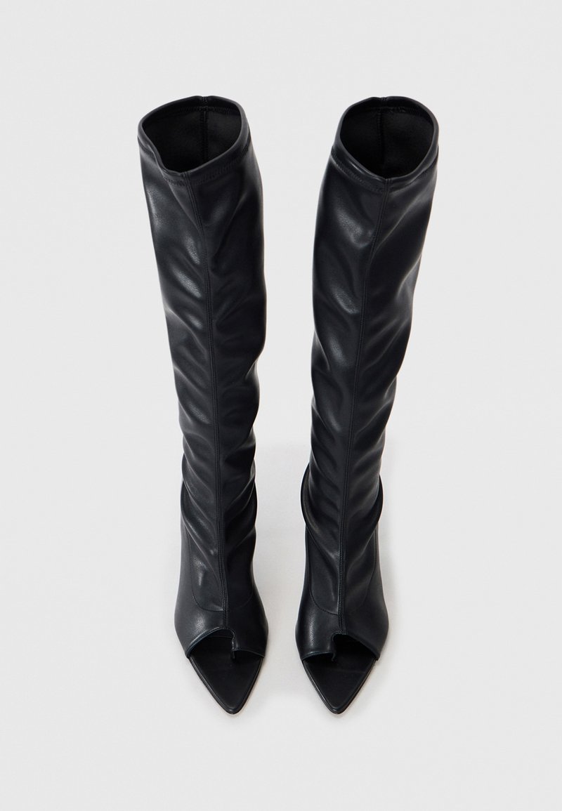 Schwarze Leder-Knielange Stiefel mit gerafftem Design, offenem Zeh und spitz zulaufender Form. Glatte Textur mit Nahtdetails.