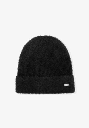 Černá pletená čepice z měkkého, chlupatého materiálu. Má zatočený lem a malou látkovou etiketu na boku. Kulatý vrchol s texturovaným povrchem.