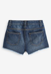 Denimshorts i en mörk tvätt med rå kant, två bakfickor och bälteshankar. Har kontraststygn längs sömmarna.