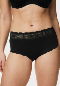 Mutande hipster nere realizzate in tessuto liscio, con una fascia in pizzo ondulato a scallop e rifiniture delicate.