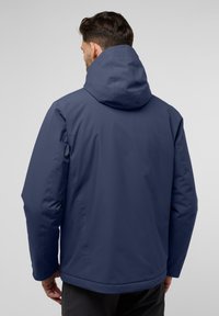 Veste imperméable bleu marine avec capuche, arborant un design épuré et une texture lisse. L'arrière ne présente aucun matériel visible ni motifs.