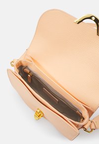 Borsa a tracolla in pelle color pesco con superficie testurizzata, hardware dorato e un ampio interno che presenta una tasca con zip e un compartimento piatto.