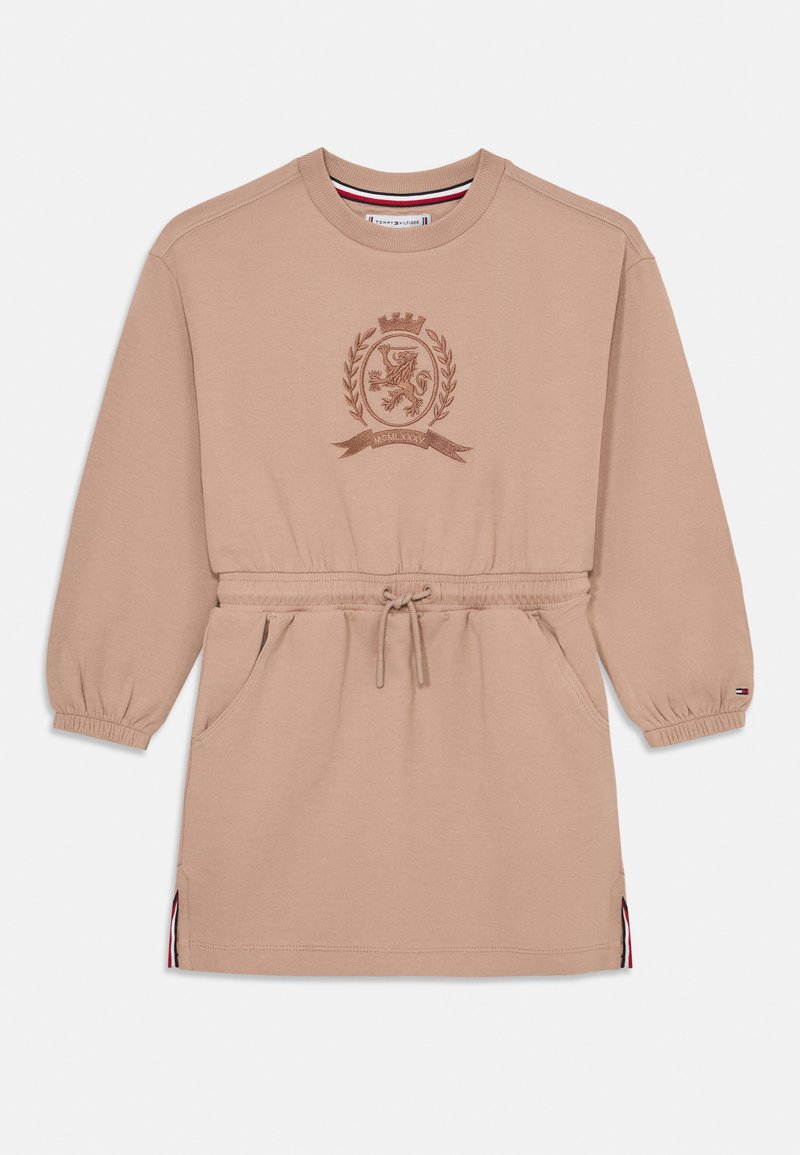 Abito felpa beige con vita elastica, maniche lunghe, colletto a girocollo e emblema ricamato. Presenta tasche laterali e dettagli a righe sull'orlo.