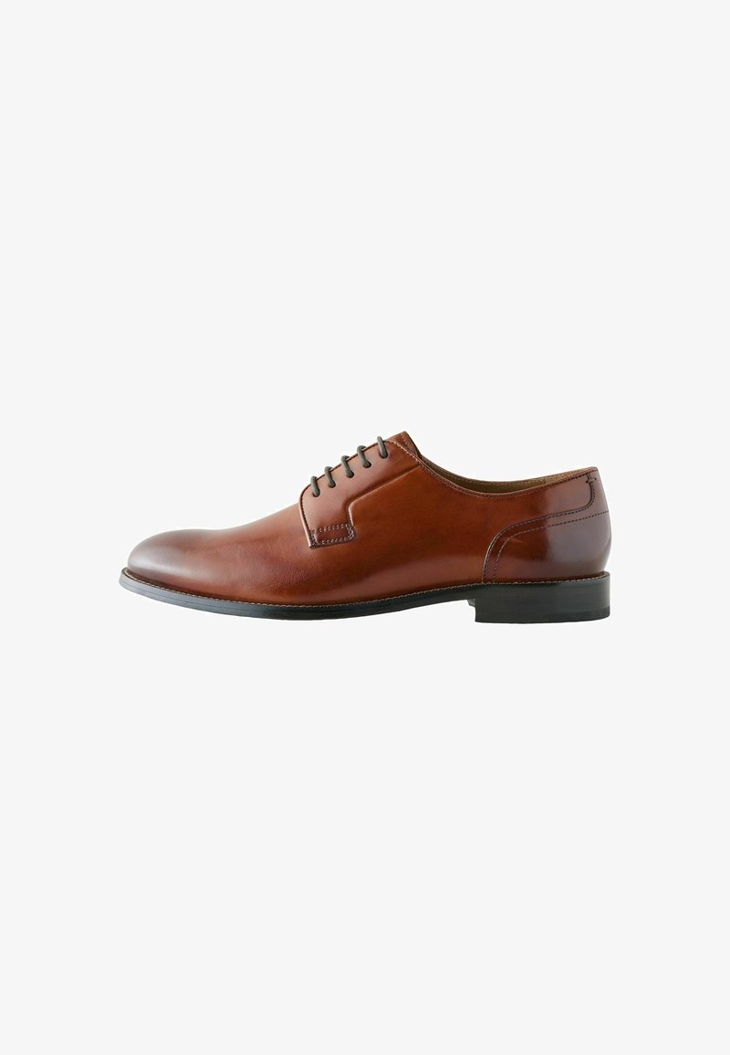 Zapato de vestir de cuero marrón con punta redonda, cinco ojales para cordones en la parte delantera, acabado liso y suela de goma negra. Diseño sencillo con líneas limpias.