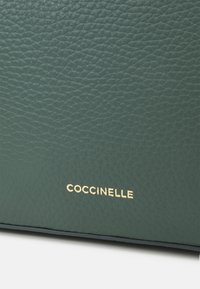 Coccinelle Taška s příčným popruhem - green