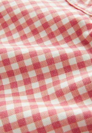 Rød- og hvidternet stof med en blød tekstur, der har et gittermønster af firkanter. Materialet ser vævet ud og er let hævet.