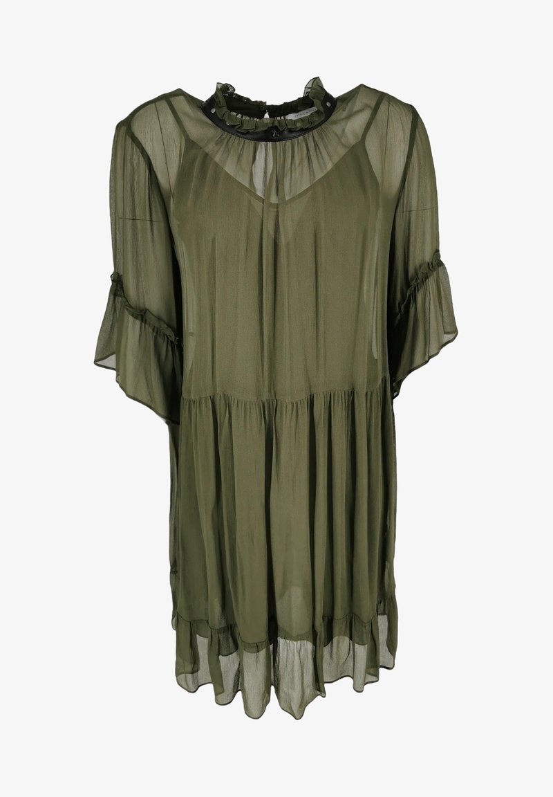 Olivengrünes, durchsichtiges Kleid mit einer gerafften Halslinie, kurzen Ärmeln mit Fransen und einem schichtweise eingefassten Saum. Leichter Stoff mit einem fließenden Design.