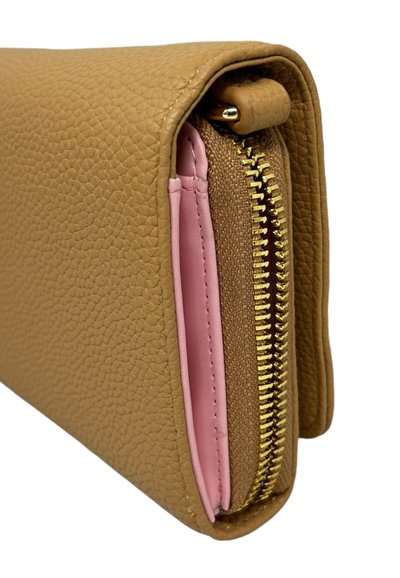 Portafoglio in pelle color tan con superficie texturizzata, dotato di una zip dorata e una fodera interna rosa. Forma compatta con design pieghevole.