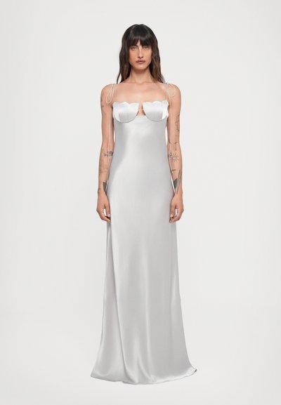 Satin-Kleid in Silber mit taillierter Silhouette, das über ein skulptiertes Oberteil und zarte Träger verfügt und ein glattes, fließendes Design schafft.