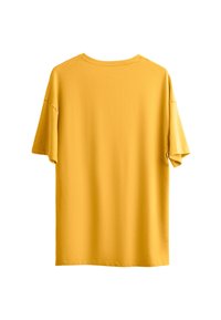 T-shirt giallo a maniche corte realizzato in tessuto morbido. Collo rotondo, vestibilità comoda e design minimalista con un piccolo logo sul retro.