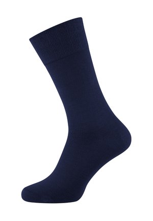 Marineblaue socke bis zur Mitte der Wade mit einem gerippten Bündchen, glatter Textur und nahtloser Spitze auf weißem Hintergrund.