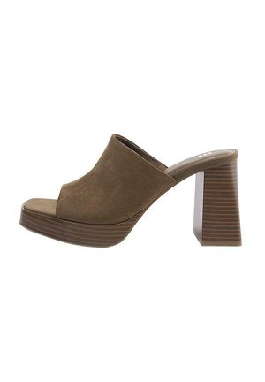 Mule aperto in camoscio marrone con suola piattaforma spessa e tacco largo alto, stile slip-on con texture liscia.