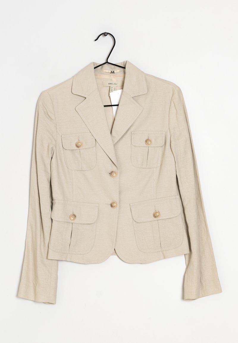 Blazer en lin beige avec une coupe ajustée, deux poches avant et des boutons dorés. Il présente un col à revers et des manches longues.