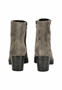 Botas de tobillo de ante gris con un tacón grueso, cremalleras laterales y un interior negro liso. El tacón presenta un diseño texturizado como de madera.