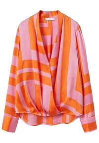 Blouse multicolore en satin avec des motifs géométriques roses et orange, dotée d'un col en V et de manches longues avec poignets boutonnés.