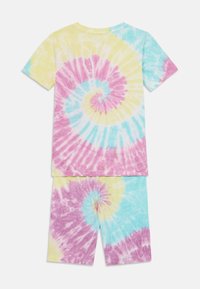 Tie-Dye-Pyjama-Set mit einem kurzärmeligen Oberteil und Shorts. Verfügt über wirbelnde Muster in pastellgelb, rosa und blau. Aus Baumwollmaterial.
