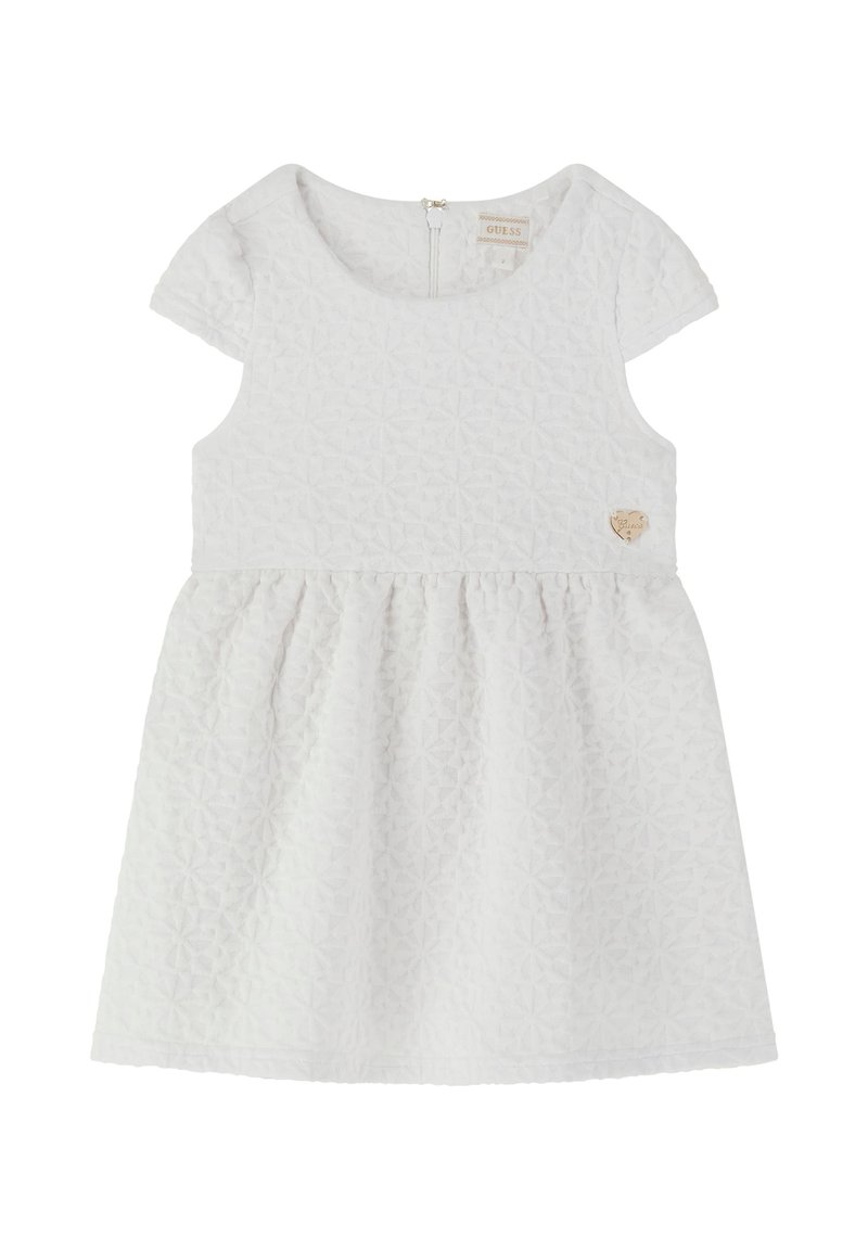 Vestido blanco con un patrón geométrico texturizado, mangas cortas y una falda fruncida. Presenta un cierre en la parte posterior y un pequeño logo de corazón en el pecho.