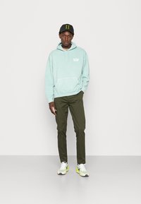 Scotch & Soda MOTT CONTAINS - Hlače chino - military