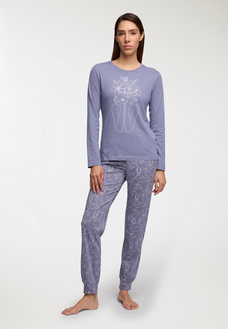 Maglietta a maniche lunghe viola con grafica floreale e pantaloni abbinati con motivo a foglie, il tutto in morbido cotone.