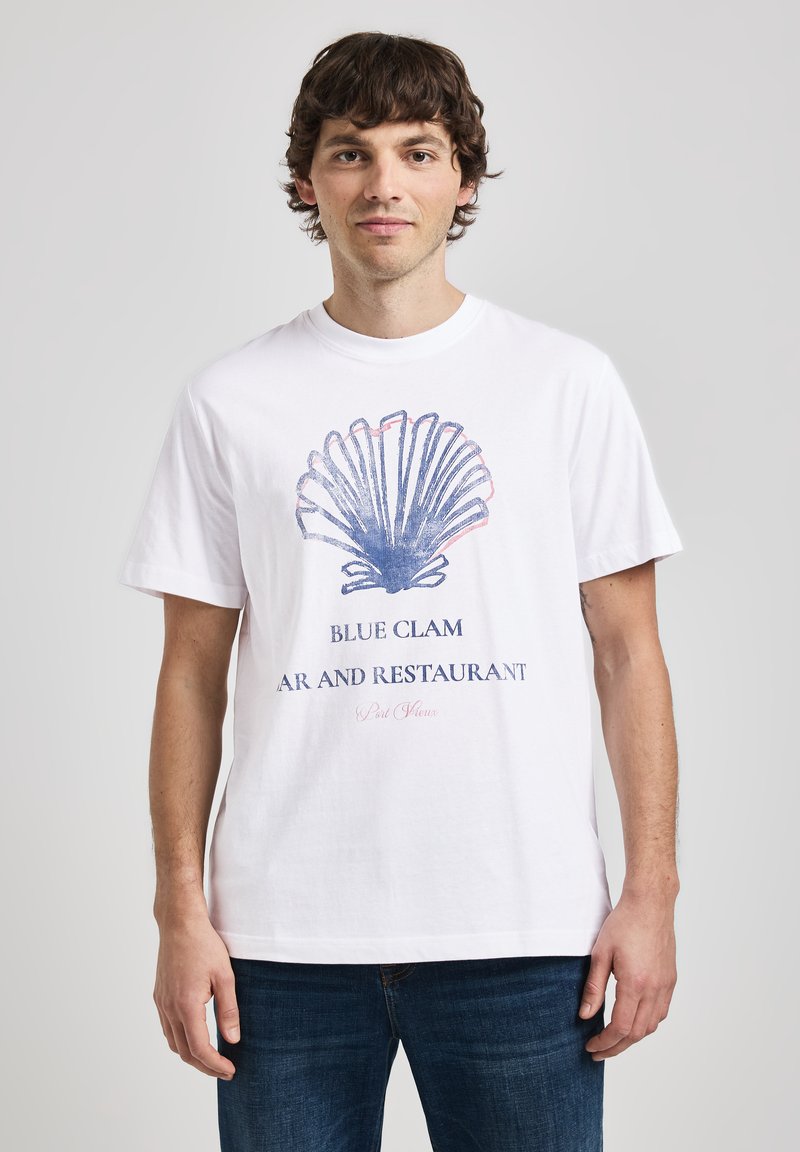 Bílý bavlněný tričko s grafikou lastury v modré a růžové barvě, pod kterou je text "Blue Clam Bar and Restaurant". Klasický střih.