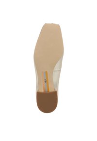 Sole della scarpa con punta affilata in beige con una finitura liscia, dotata di un tacco in gomma marrone chiaro e tre strisce decorative arancioni e blu.