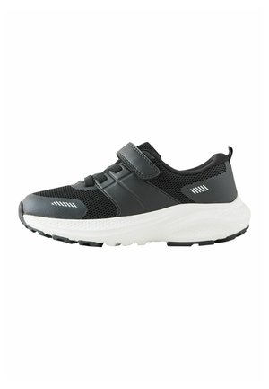 Schwarz-weißer leichter Sneaker mit Mesh-Gewebe, elastischen Schnürsenkeln und einem Klettverschluss auf weißem Hintergrund.