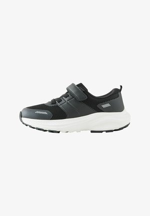 Schwarz-weißer leichter Sneaker mit Mesh-Gewebe, elastischen Schnürsenkeln und einem Klettverschluss auf weißem Hintergrund.