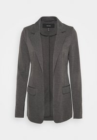 Blazer gris hecho de una tela suave, con solapas muestradas, dos bolsillos frontales y un cierre sin botones.