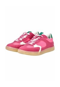 Paar flache pinke Sneakers mit weißen und grünen Akzenten, gemusterten Schnürsenkeln und durchscheinenden beigen Sohlen, nach vorne gerichtet.