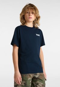 Námořnická modrá bavlněná tričko s krátkými rukávy a kulatým výstřihem, s bílým logem "VANS" na levé hrudi. Ležérní střih s minimálním designem.