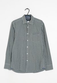 Geruite lange mouw blouse in groen en wit, met een knoopsluiting, kraag en een borstzak; de stof lijkt glad en lichtgewicht.
