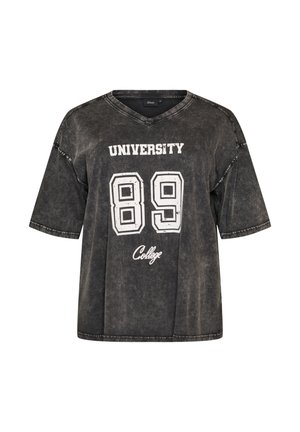 Sort vasket kortærmet V-hals T-shirt med "UNIVERSITY 89 College" trykt i hvid på fronten.