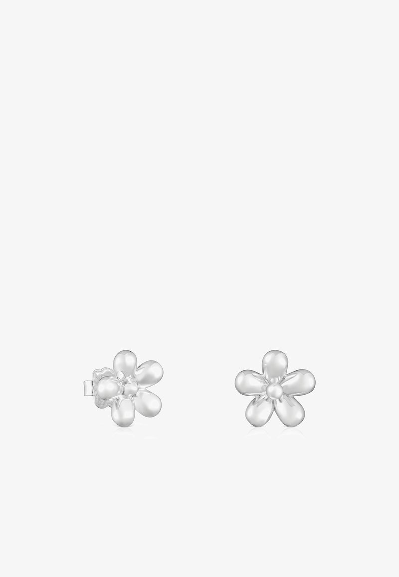 Boucles d'oreilles en argent en forme de fleurs, avec cinq pétales arrondis et une finition lisse et polie sur fond blanc.