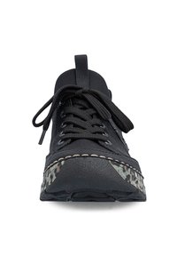 Baskets noires à lacets avec semelle texturée et détails camouflage à l'avant et sur les côtés, vues de face.